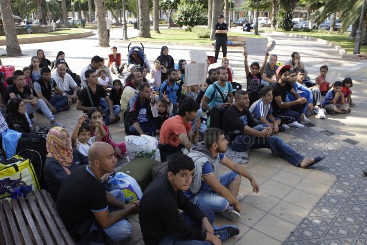 Un grupo de sirios se concentra en Melilla para pedir su traslado a península
