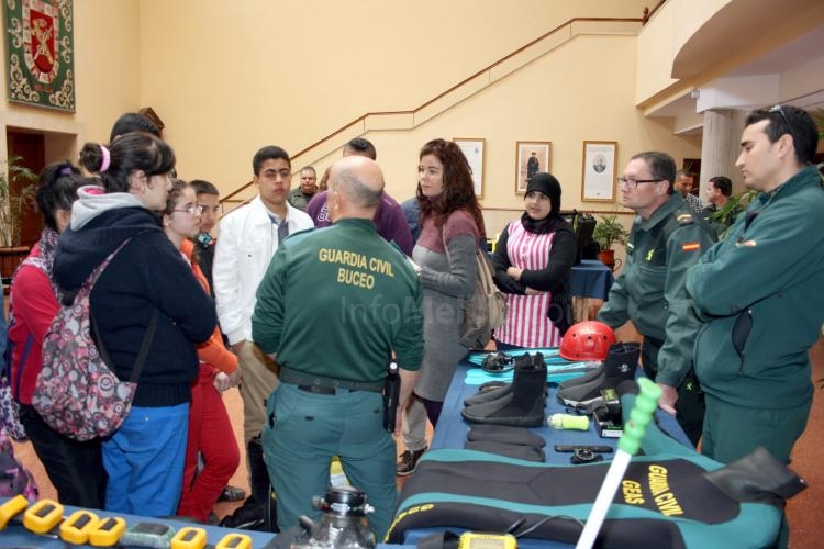 Alumnos del IES Miguel Fernández participan en una jornada de convivencia con la Guardia Civil