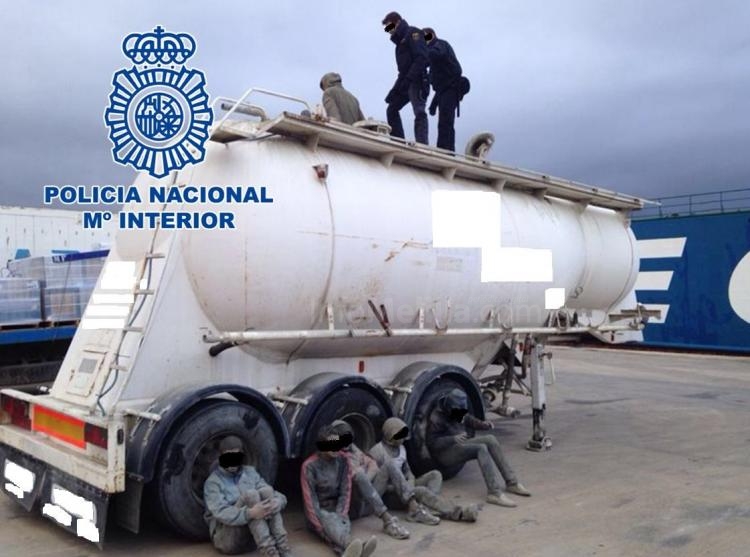 Hallados seis jóvenes cuando pretendían viajar a la Península ocultos en el interior de un camión cisterna con cemento en polvo