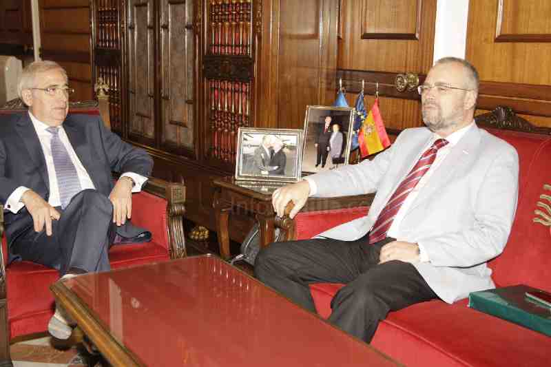 El embajador recibido por el presidente de la Ciudad Autónoma