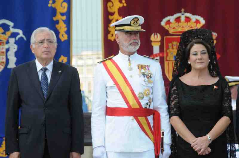 Melilla entrega la Bandera de Combate al buque 'Relámpago' en un solemne acto en el puerto de la ciudad