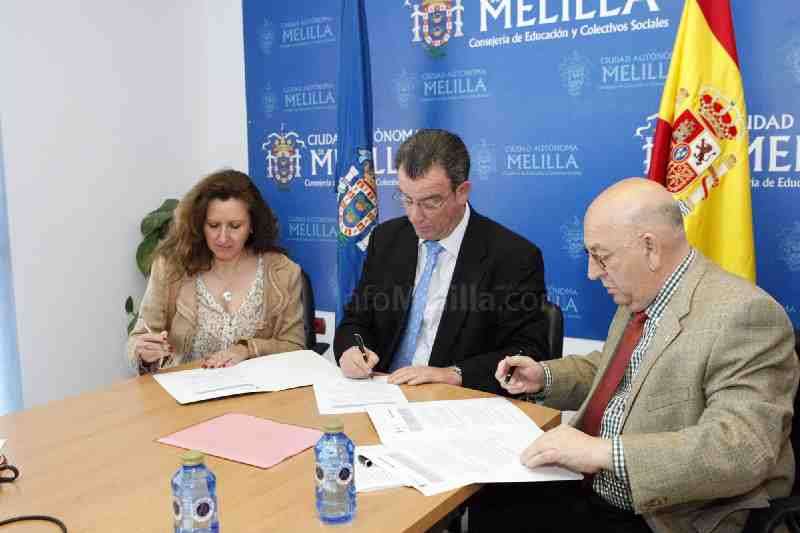 Momento de la firma del convenio con la Guardería Merlín y Cruz Roja
