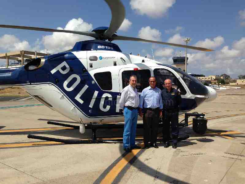 Un helicóptero de la Policía refuerza la seguridad de la feria de Melilla