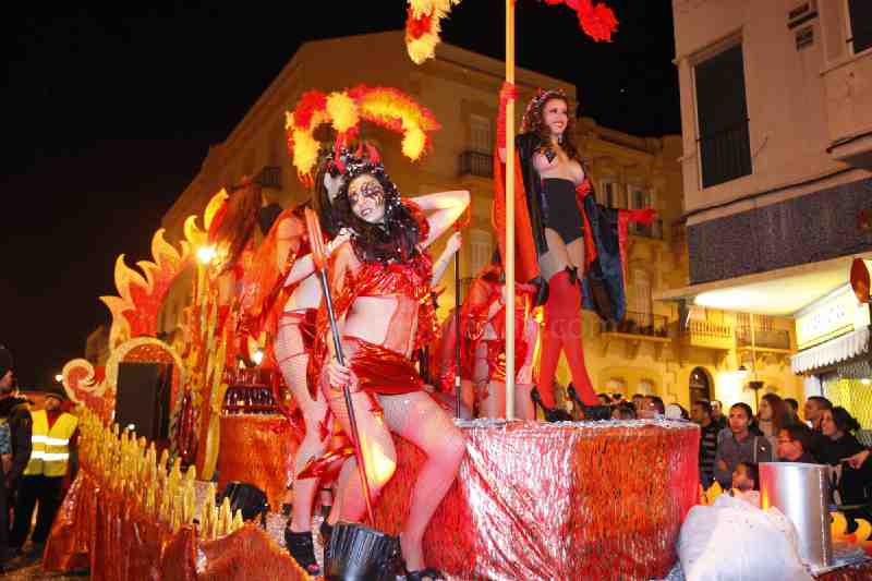 Una gran cabalgata de color, música y diversión pone el broche de oro al Carnaval de Melilla 2013