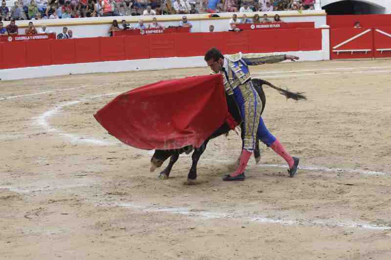 El Fandi indulta a "Miraclaro" en Melilla y sale a hombros con el Cordobés