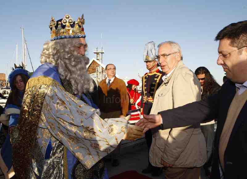 Miles de melillenses abarrotan las calles de la ciudad para dar la bienvenida a los Reyes Magos