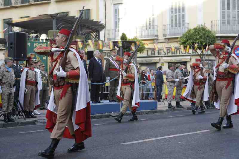 Cientos de personas asisten el desfile de las Fuerzas Armadas en Melilla