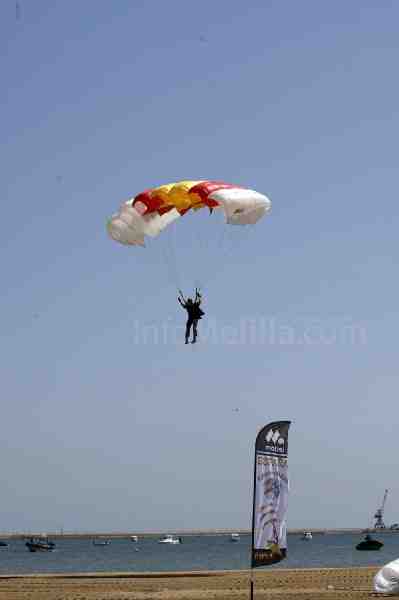 Miles de melillenses asisten a la exhibición de saltos acrobáticos que el Ejército ha llevado a cabo para celebrar el 516 aniversario de Melilla