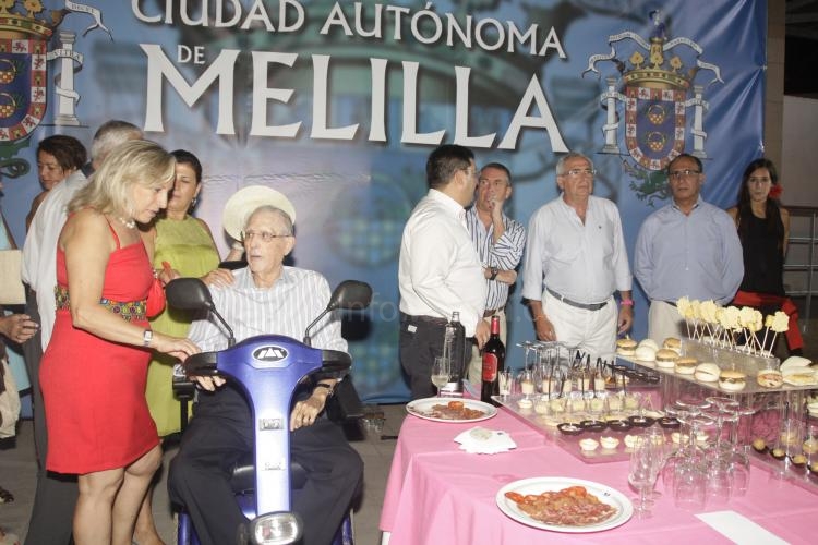Miles de luces de colores dan la bienvenida a la Feria de Melilla 2013
