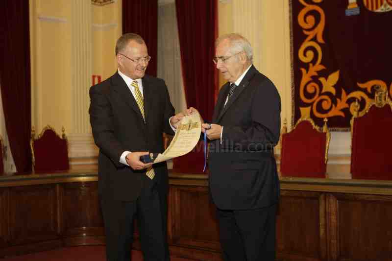 La ONCE y el RING 8 reciben la Medalla de Oro de Melilla, la máxima distinción que entrega la ciudad en su 516 aniversario