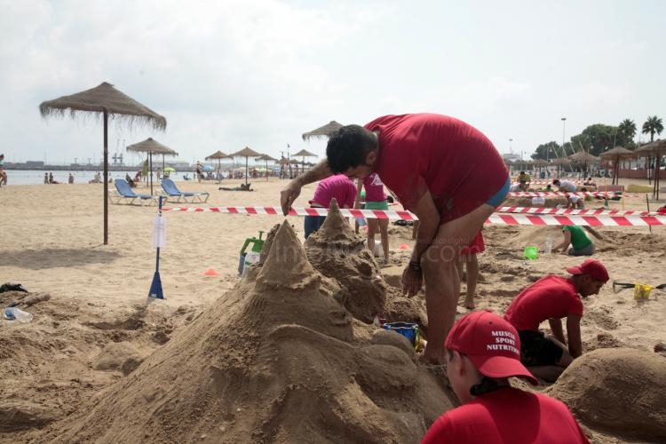 'La Gran Movida' lleva el arte a la playa con la tradicional prueba de figuras de arena