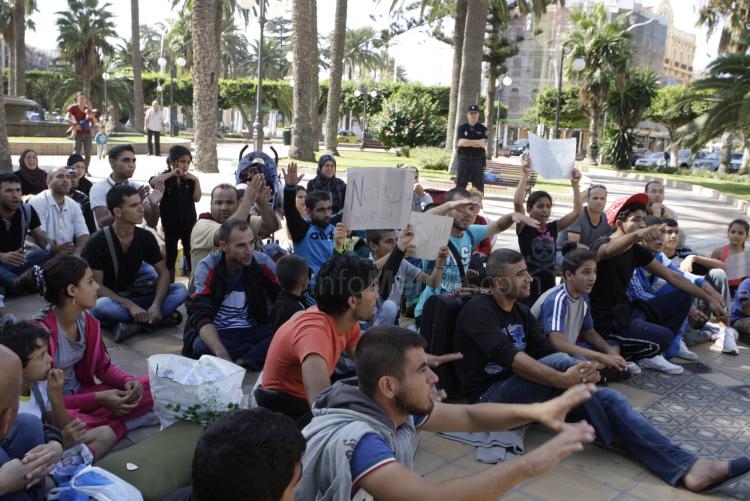 Un grupo de sirios se concentra en Melilla para pedir su traslado a península