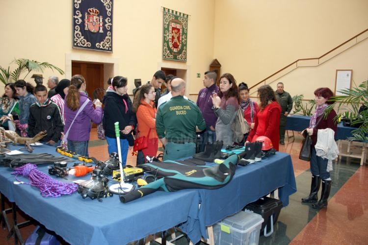 Alumnos del IES Miguel Fernández participan en una jornada de convivencia con la Guardia Civil
