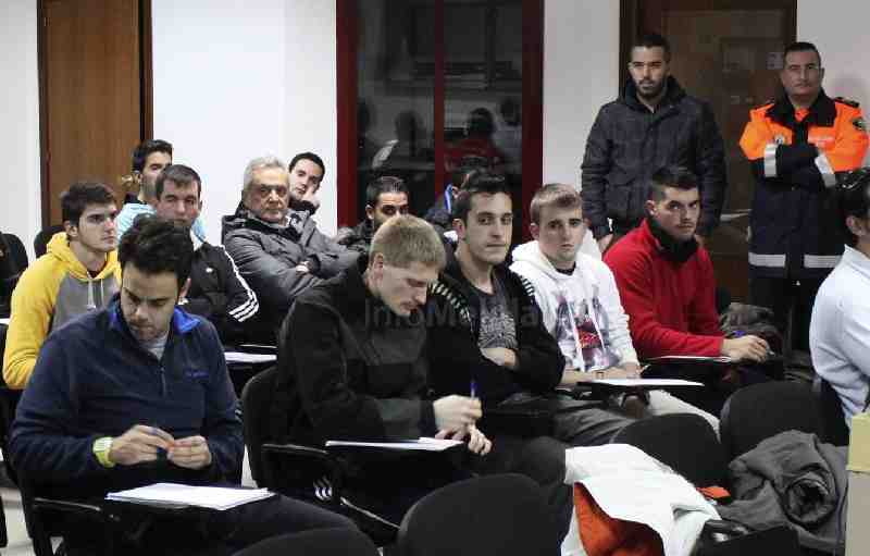Los alumnos del curso de voluntarios de Protección Civil aprenden a intervenir en la extinción de incendios
