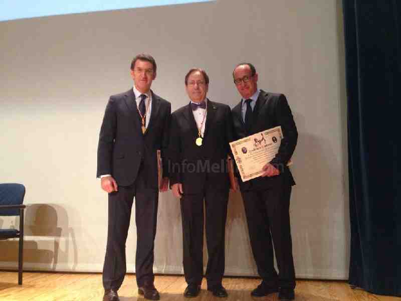 Feijóo entrega a Abdelmalik El Barkani las credenciales de miembro de la Academia de Estomatología y Odontología