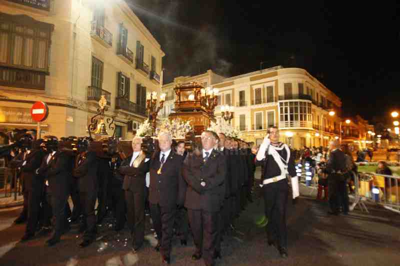 Viernes Santo de oscuridad y tristeza por la muerte de Cristo