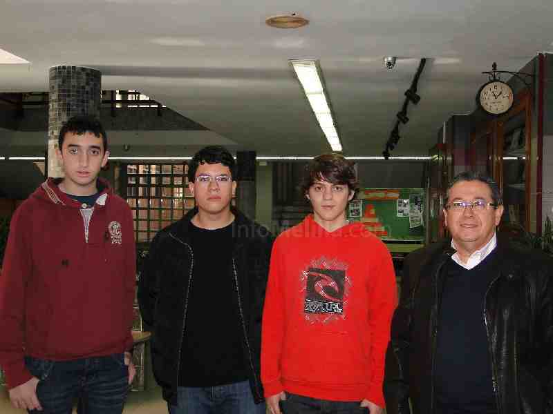 Los tres clasificados junto al profesor Fernando Olmo