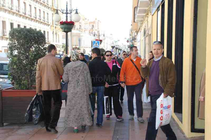 A pesar de la resaca navideña, cientos de melillenses acuden al centro a disfrutar de las rebajas de invierno