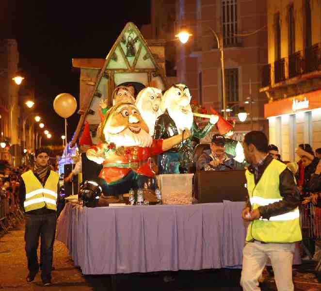 Miles de melillenses abarrotan las calles de la ciudad para dar la bienvenida a los Reyes Magos