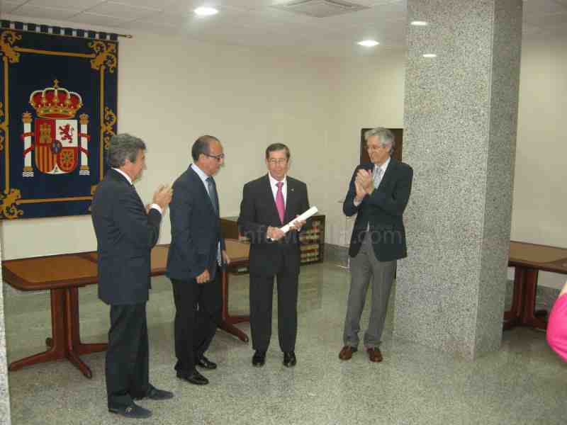 El catedrático José Luis Estrada ingresa en la Orden del Mérito Civil
