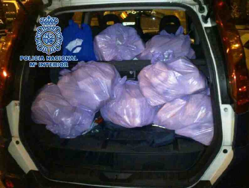 Dos jóvenes detenidos tras hallar unos 150 kilos de droga en el interior de un camión de feria