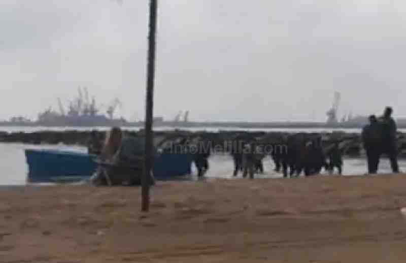Los ocupantes de la patera que llegó a Melilla amenazaron con tirar a los niños