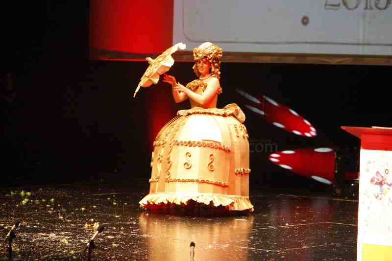La noche del Carnaval melillense se llena de diversión y carcajadas con un Kursaal abarrotado