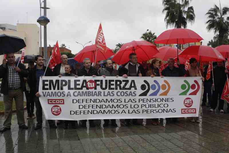 Medio centenar de personas apoya en Melilla protesta contra los recortes del Gobierno convocada por los sindicatos