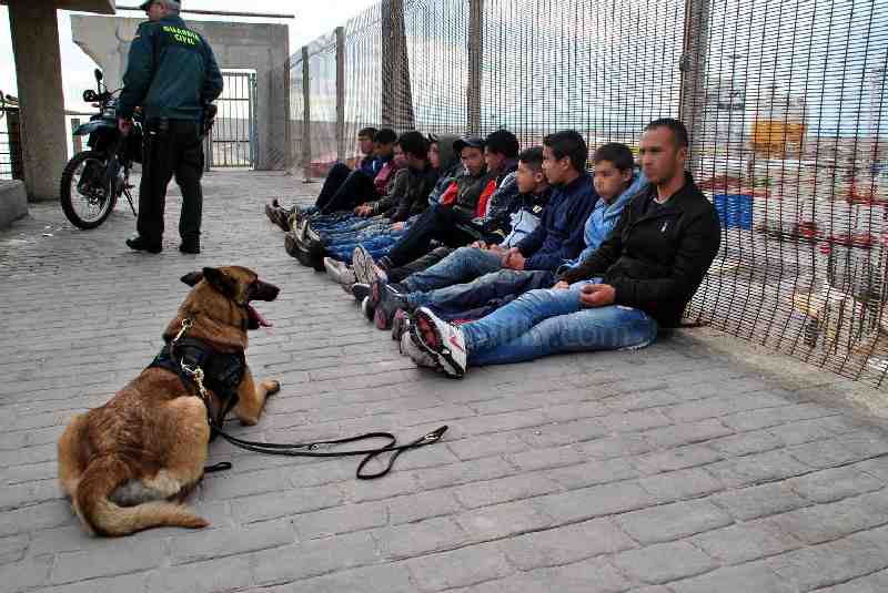 Descubren a 27 personas ocultas en las escolleras de Melilla
