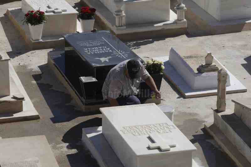 Los melillenses continúan con la tradición de Todos los Santos y acuden al cementerio a recordar a sus familiares fallecidos
