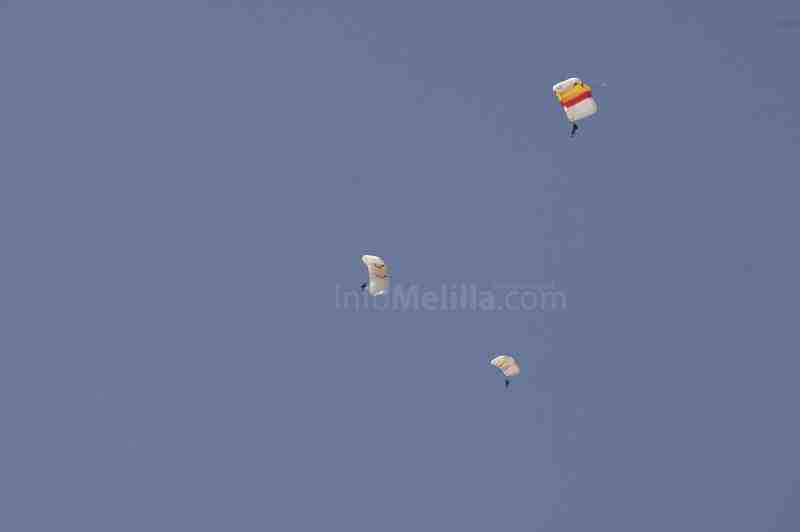 Miles de melillenses asisten a la exhibición de saltos acrobáticos que el Ejército ha llevado a cabo para celebrar el 516 aniversario de Melilla