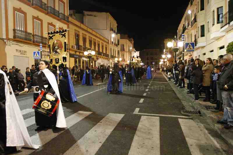 Viernes Santo de oscuridad y tristeza por la muerte de Cristo