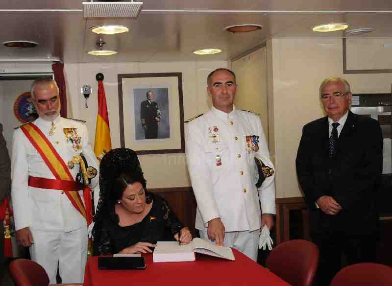 Melilla entrega la Bandera de Combate al buque 'Relámpago' en un solemne acto en el puerto de la ciudad