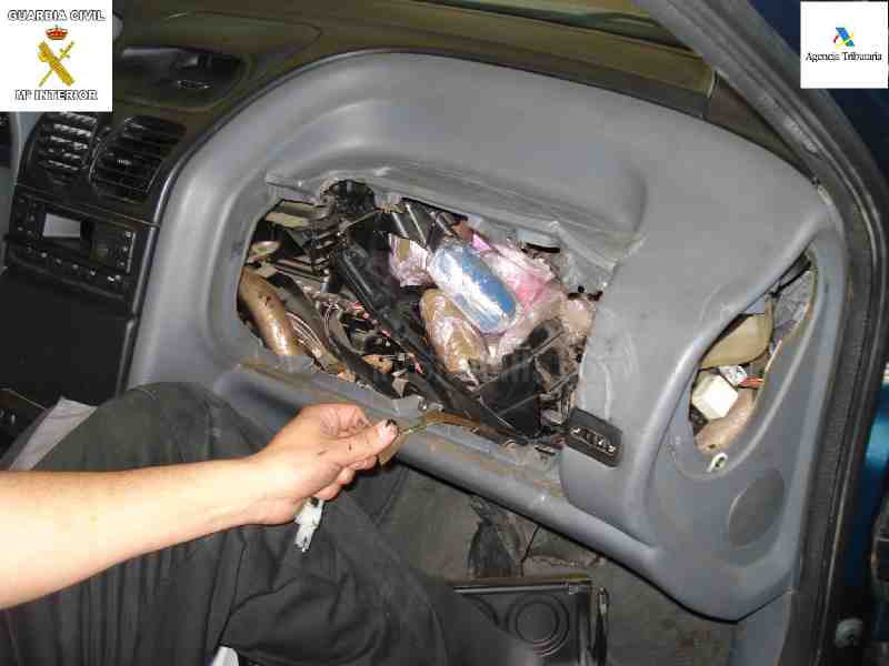 Droga oculta en salpicadero