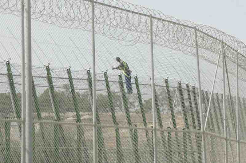Interior mejora la seguridad de la frontera de Melilla con 42 cámaras nuevas