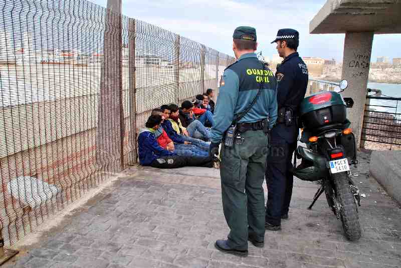 Descubren a 27 personas ocultas en las escolleras de Melilla