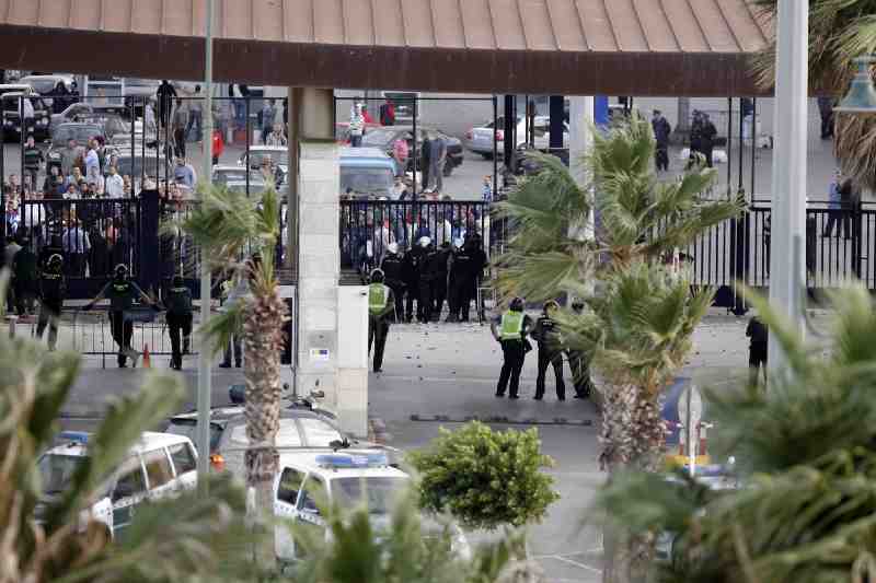 Interior anuncia una subida de sueldo para los agentes de la Policía Nacional desplegados en las fronteras de Melilla y Ceuta