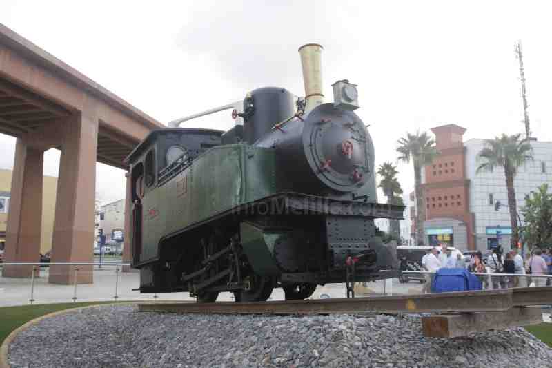 Melilla rinde un homenaje a los hombres del ferrocarril con la instalación de una antigua locomotora junto al cargadero de mineral