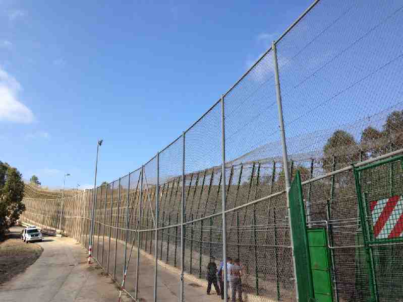 La sirga: De valla infranqueable a facilitar el salto a los inmigrantes