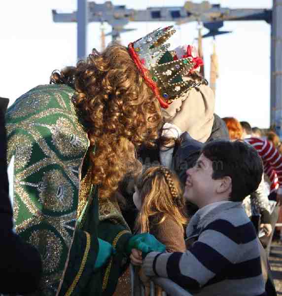 Miles de melillenses abarrotan las calles de la ciudad para dar la bienvenida a los Reyes Magos