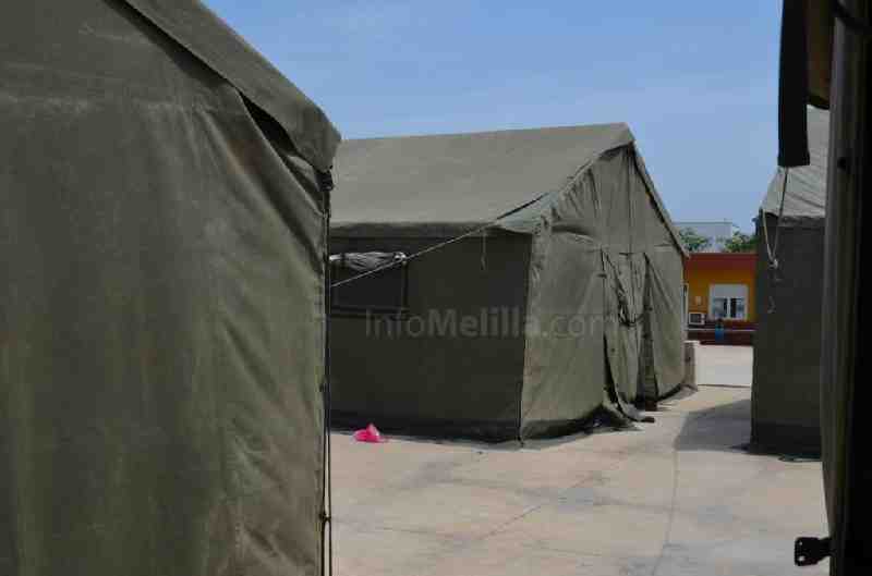 El Ejército cede tiendas de campañas y literas para inmigrantes en Melilla