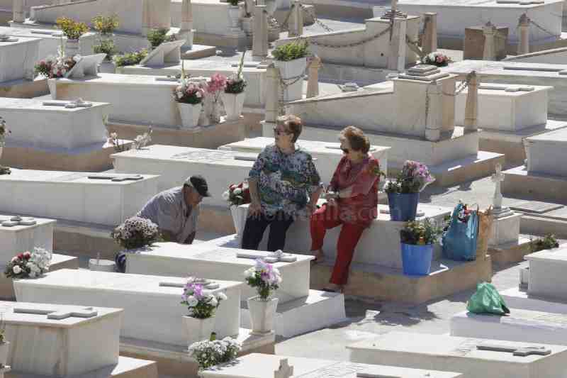 Los melillenses continúan con la tradición de Todos los Santos y acuden al cementerio a recordar a sus familiares fallecidos