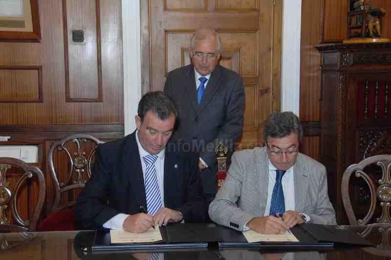 Miranda y Calzado firmando el protocolo de colaboración