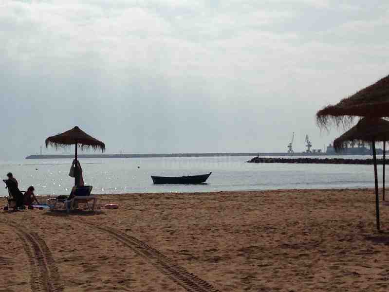 Llega a una playa de Melilla una patera con unos 20 inmigrantes a bordo