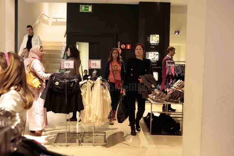 A pesar de la resaca navideña, cientos de melillenses acuden al centro a disfrutar de las rebajas de invierno