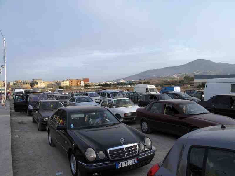 Vehículos esperando a pasar la frontera en la OPE