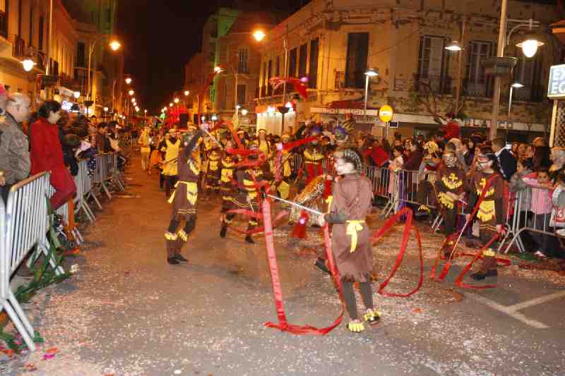 Una gran cabalgata de color, música y diversión pone el broche de oro al Carnaval de Melilla 2013