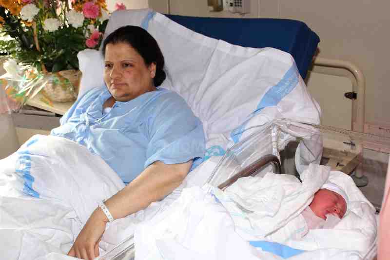 Soher junto a su madre momentos después de nacer