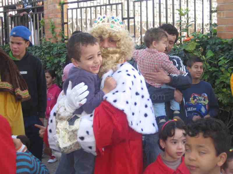 Los Reyes Magos, enviados por NNGG, reparten juguetes a los niños del Monte María Cristina