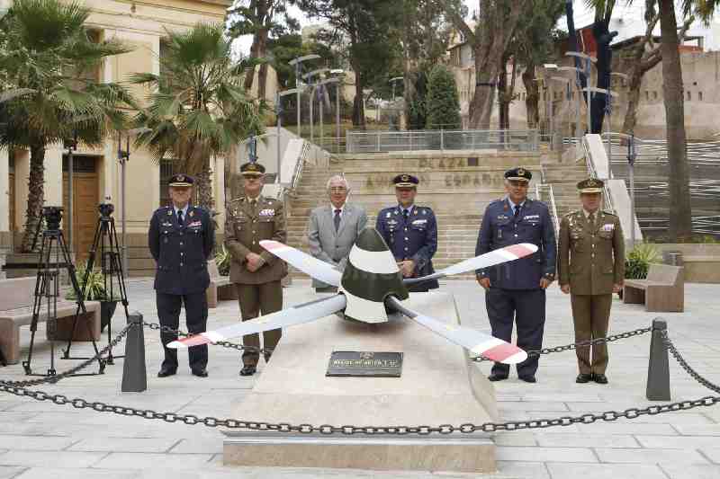 Una hélice de un avión T-12 recuerda la unión de Melilla con la aviación
